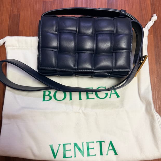 보테가베네타 패딩 카세트백