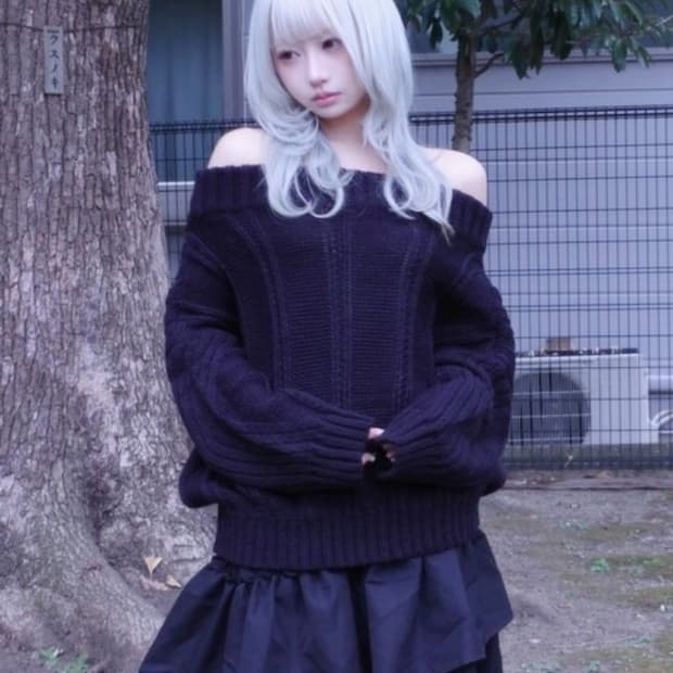 슈미 꽈배기 오프숄더 니트 새상품