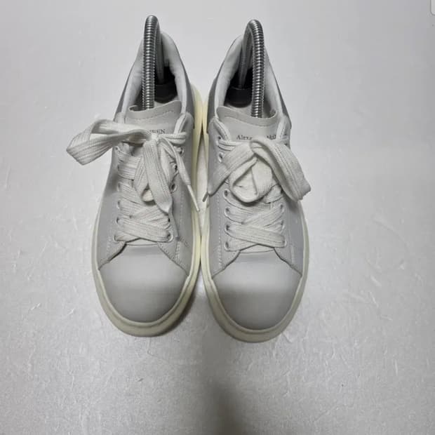정품 알렉산더맥퀸 오버솔 스니커즈 화이트  사이즈 240 세탁완료