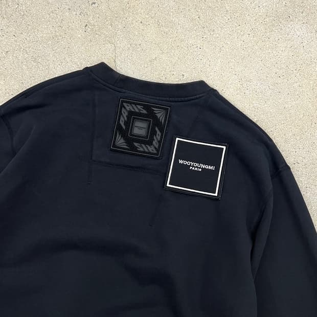 우영미 스퀘어라벨 블랙 맨투맨