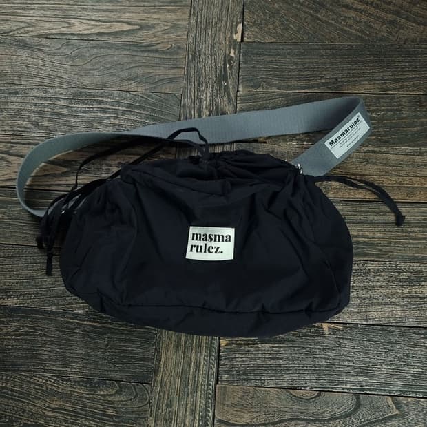 [마스마룰즈] 로고 패치 크로스백 블랙 M18875