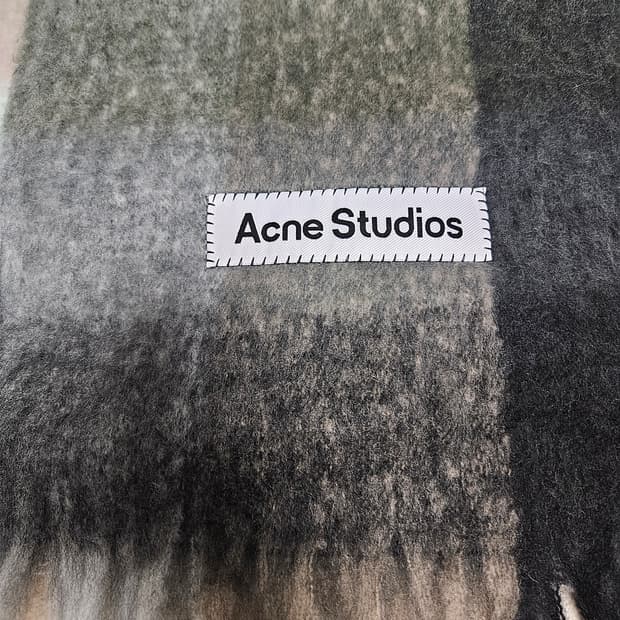 아크네 블랙 체크 머플러 