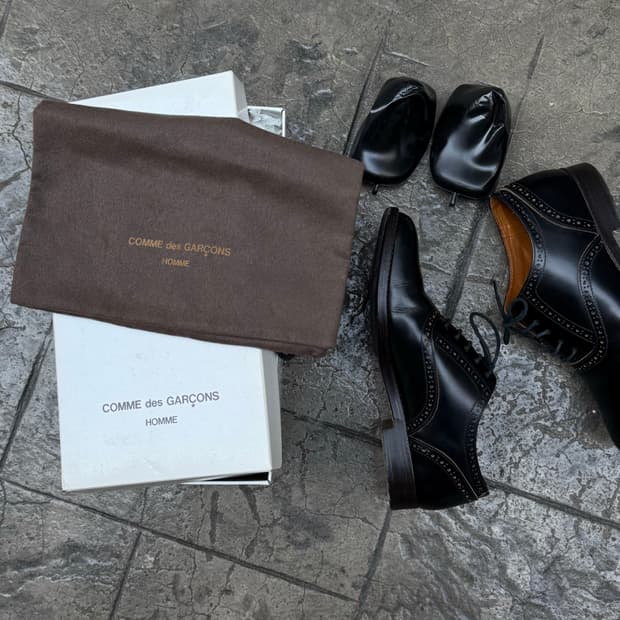 꼼데가르송 옴므 우드솔 에나멜 윙팁 더비슈즈