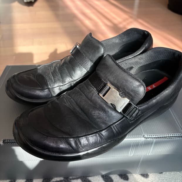 프라다 스포츠 버클 스트랩 로퍼 슈즈