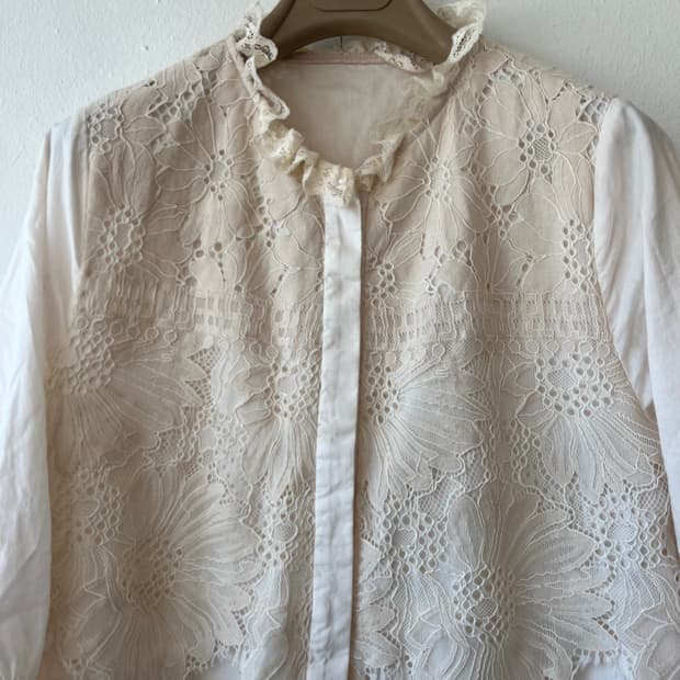 손정완 여성 크림아이보리 레이스배색블라우스 7부셔츠