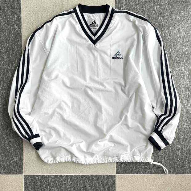 아디다스 화이트 V넥 웜업 