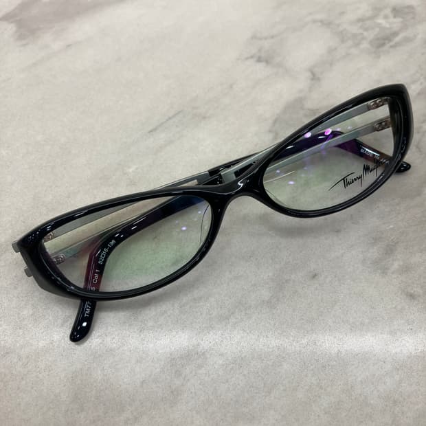 티에리 뮈글러 Thierry Mugler 블랙 실버렉 오벌 뿔테 안경