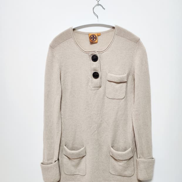 Tory Burch의 베이지색 니트