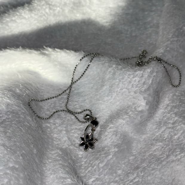 블랙 꽃 팬던트 숏 기장 목걸이