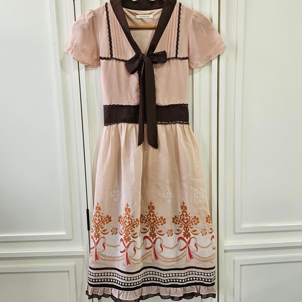 엑시즈팜 (axes femme) 초콜릿무드 리본 프린트 원피스