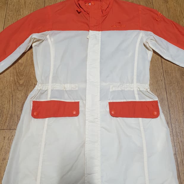 1056 아이더 아웃도어 바람막이 90 사이즈입니다