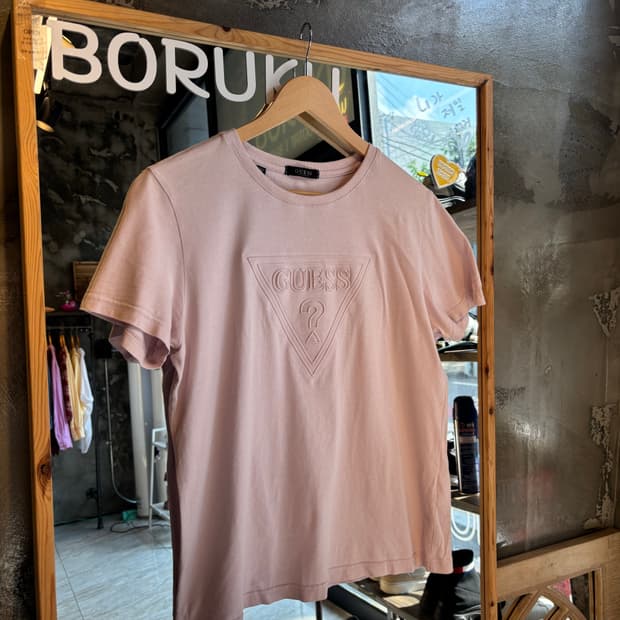 게스 삼각로고 반팔 티셔츠