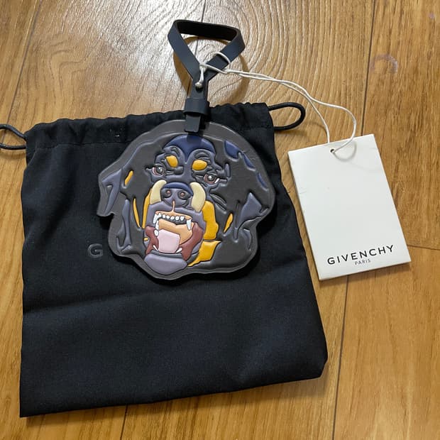 지방시 로트 와일러 백참 키링