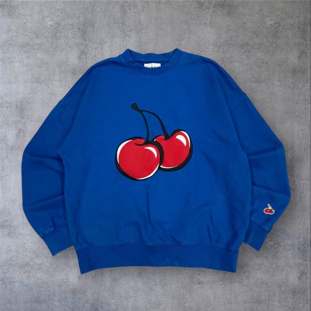 키르시 블루 컬러 체리 빅로고 맨투맨