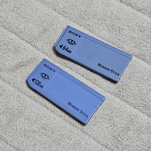 소니 메모리스틱 64MB와 128MB