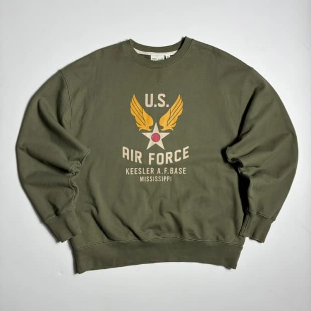 유니폼브릿지 23FW US 공군 아트웍 올리브 맨투맨 R2100