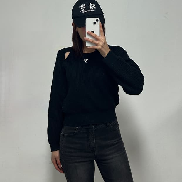 닉앤니콜 자수로고 컷아웃 니트 블랙