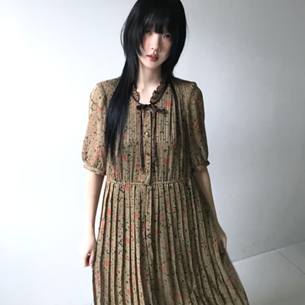 Lace collar pleats dress