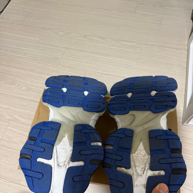 발렌시아가 카고 스니커즈 블루 41 판매합니다.