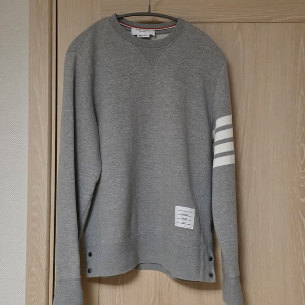 [3사이즈]24년 톰브라운 엔지니어드 사선완장 맨투맨 그레이