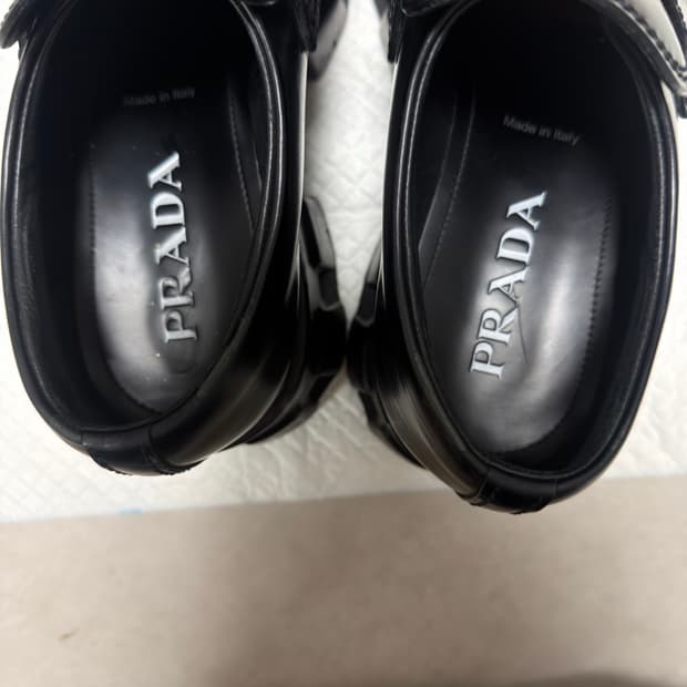 프라다 모놀리스 로퍼