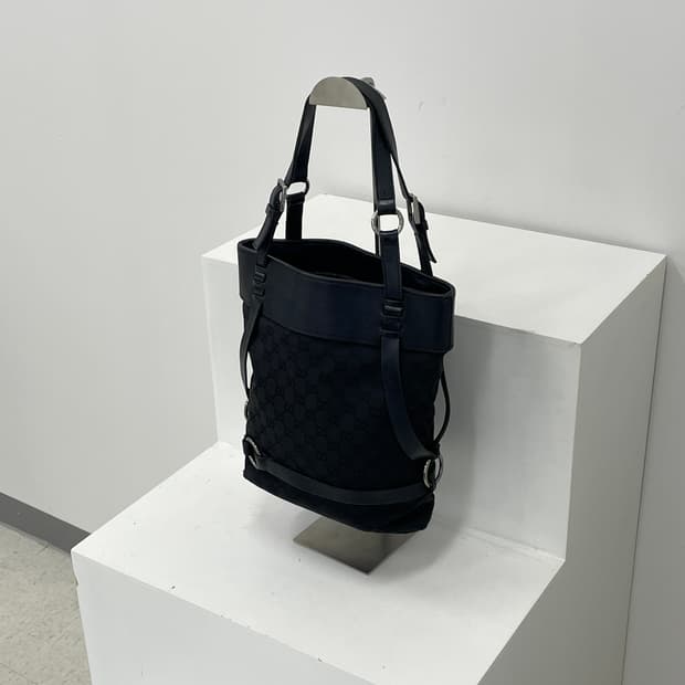 구찌 GG 로고 블랙 피어싱 토트 숄더백