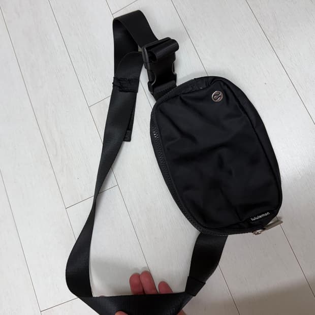 룰루레몬 벨트백 1L 상태 9.0/10 사진 찍고 절대 사용 안합니
