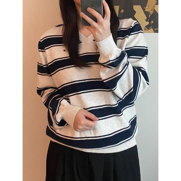 타미힐피거 브이넥 니트