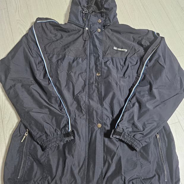 엄브로 블랙 후드 바람막이 자켓