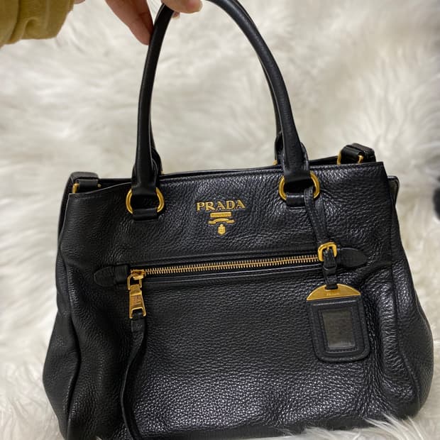 프라다  비텔로 다이노 레더 토트 숄더백 블랙 금장