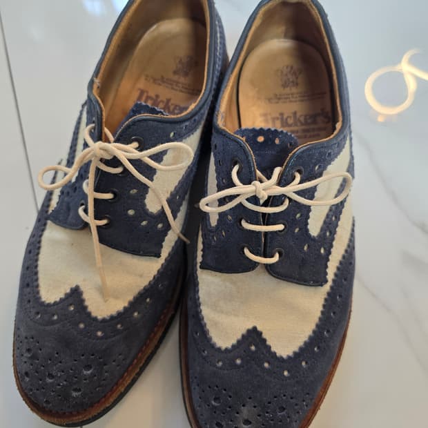 Tricker's 윙팁 브로그 슈즈 네이비/아이보리