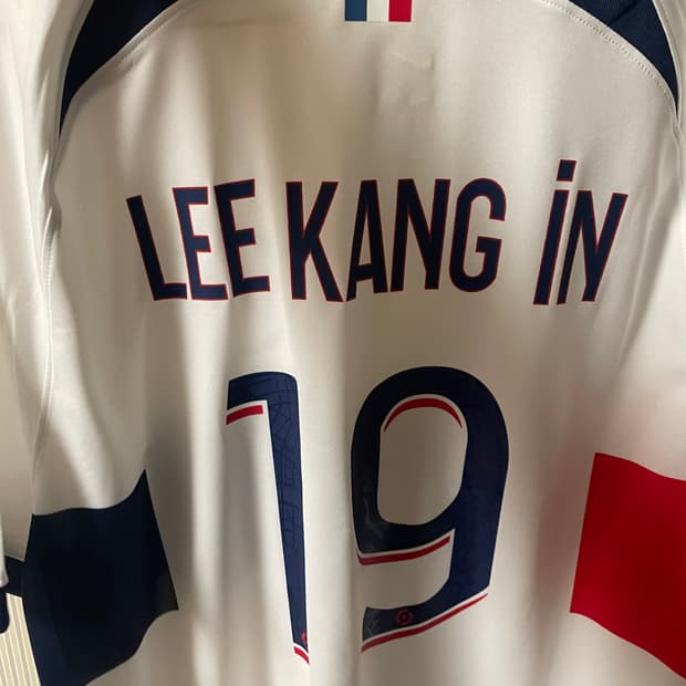 이강인 PSG 23-24시즌 유니폼 입니다