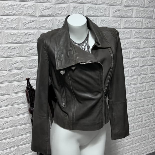 램스킨 비대칭 하이넥 버클 자켓