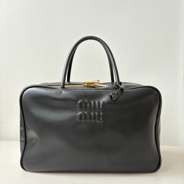 미우미우 보백 블랙 라지