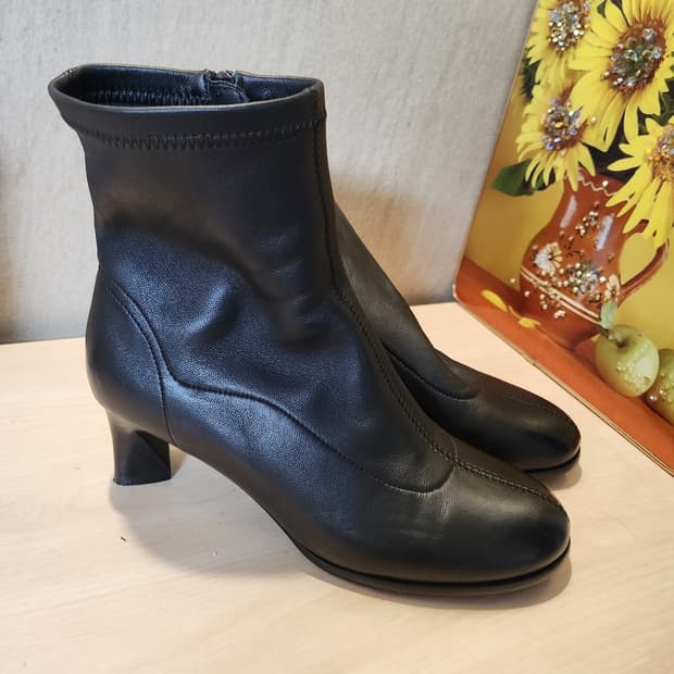 세련된 블랙 앵클부츠 / 미들힐 / 255데일리 & 오피스룩 필수템 👠