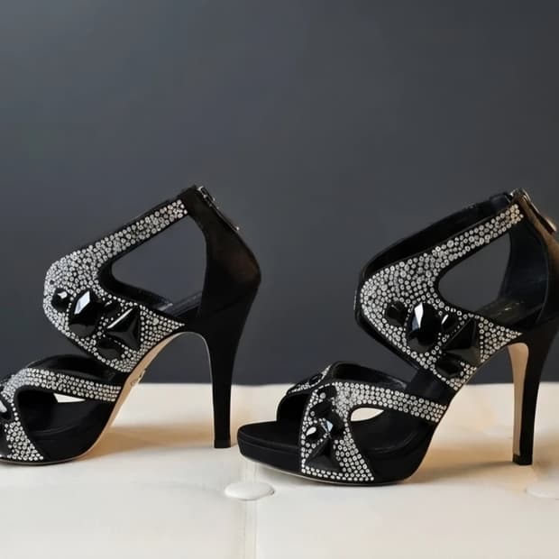 럭셔리 슈콤마보니  블랙 쥬얼 샌들힐