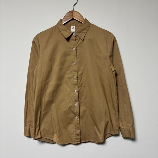 베이지 셔츠 