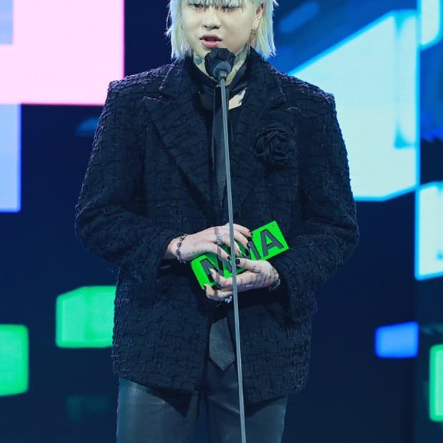 애쉬아일랜드 착용 더그레이티스트 블레이저