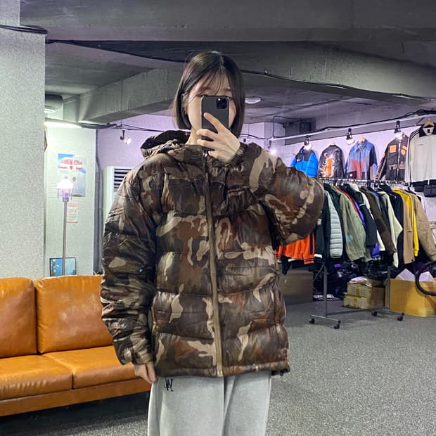 컬럼비아 카모플라주 패턴의 후디드 푸퍼 패딩 B3883