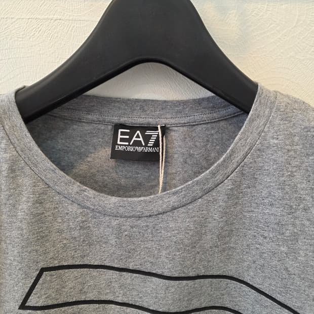 EA7 엠포리오 아르마니 그레이 티셔츠
