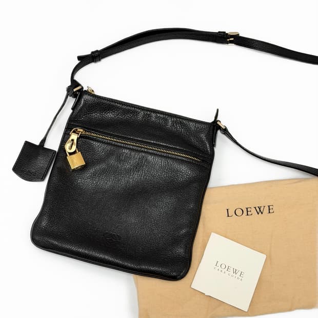 로에베 아나그램 고트스킨 패드락 플랫 크로스백