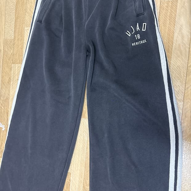 VLAD 원턱 커브드 트랙 스웻 팬츠_피그먼트 차콜