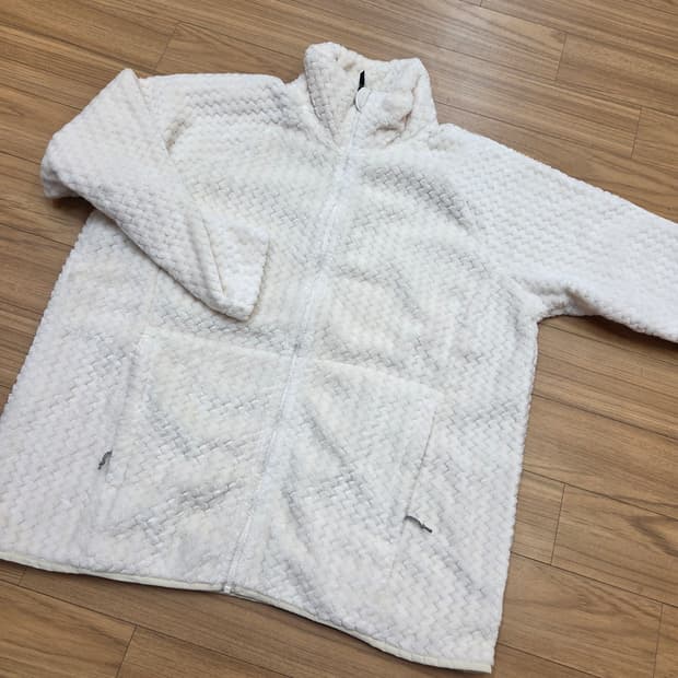 아이보리 색상 컬럼비아 플리스 집업 L사이즈입니다. 부드러운 폴리에스터 