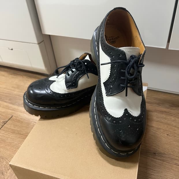 닥터마틴 10458 브로그 윙팁 슈즈