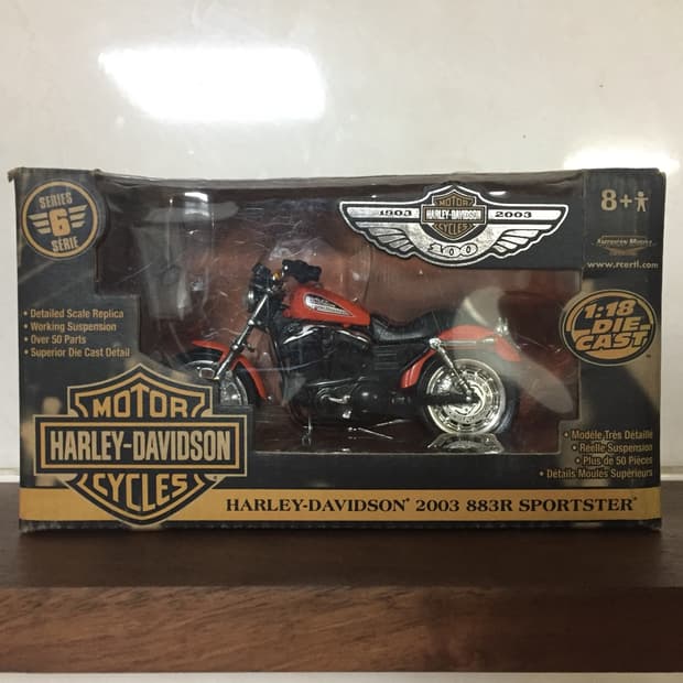 ERTL 1:18 Harley-Davidson 2003 883R