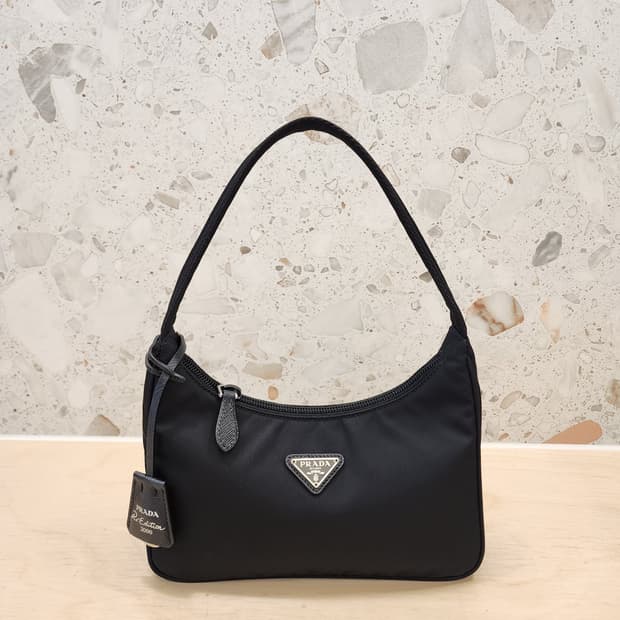 프라다 블랙 테수토 2000 리에디션 리나일론 호보백 2023