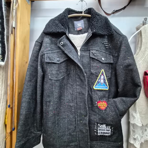 쥬시쥬디 옷핀 자수와팬 뽀글이 점퍼