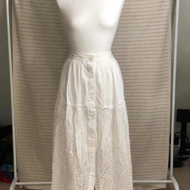 빈티지 화이트 자수 패턴 코튼 모리걸 롱 스커트