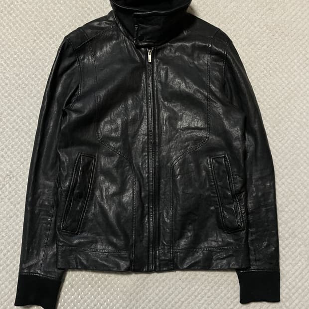 TATE 웨스턴 무드 램스킨 양가죽 하이넥 절개 레더 자켓