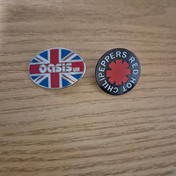 오아시스, 레드 핫 칠리 페퍼스 핀뱃지